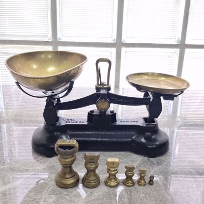 صورة ميزان انجليزي مع اوزانه قديم